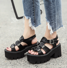 Sandalias de punta abierta con tacones cuadrados