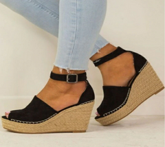 Sandalen aus Leinen und Stoff mit hoher Plateausohle