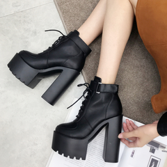 Botines con cordones y tacones cuadrados