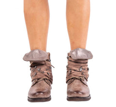 Botines de piel sintética decorados con alfileres metálicos