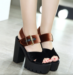 Sandalen mit überkreuzten Riemen und quadratischem Absatz