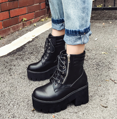 Botines con cordones y tacones cuadrados