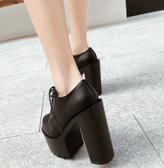 Pumps mit Schnürung und runder Zehenpartie