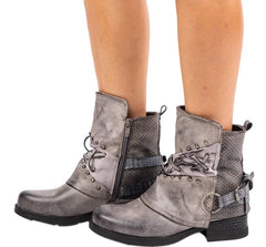 Botines impermeables de piel sintética con remaches y hebillas