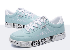 Lässige Sneaker mit Graffiti