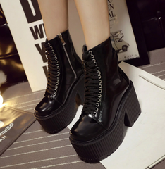 Botines con cordones y tacones gruesos