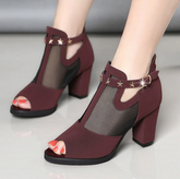 Offene High Heels mit Schnalle