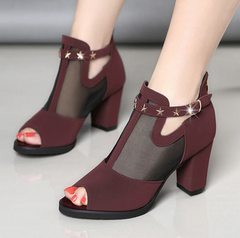 Offene High Heels mit Schnalle