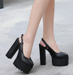 Pumps mit runder Spitze und quadratischem Absatz