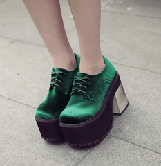 Pumps mit runder Spitze und hohem Absatz