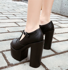 Pumps mit runder Spitze und hohen Absätzen