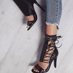 Sandalias de tacón alto con cordones de PU