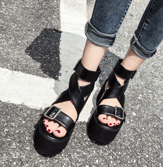 Ledersandalen mit quadratischem Absatz