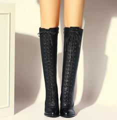 Hohe Stiefel aus echtem Leder mit Schnürung