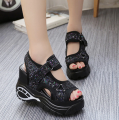 Offene Sandalen mit Klettverschluss