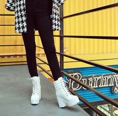 Stiefel mit hohen Absätzen