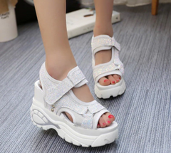 Offene Sandalen mit Klettverschluss