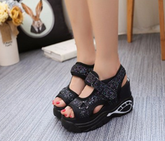 Offene Sandalen mit Klettverschluss