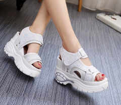 Offene Sandalen mit Klettverschluss