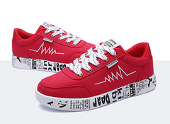 Lässige Sneaker mit Graffiti