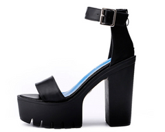 Sandalen mit dickem Absatz und Knöchelriemen