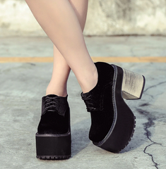 Pumps mit runder Spitze und hohem Absatz