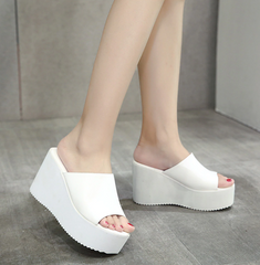 Lässige Plateausandalen