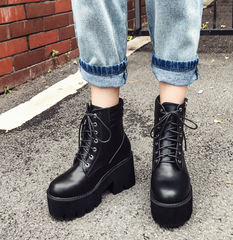 Botines con cordones y tacones cuadrados