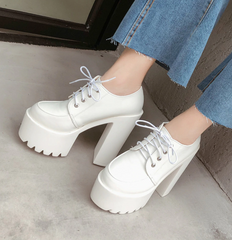 Pumps mit Schnürung und runder Zehenpartie