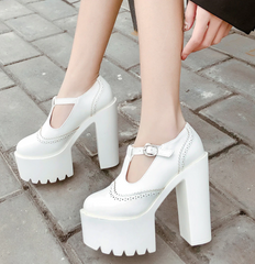 Pumps mit runder Spitze und hohen Absätzen