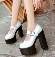 Pumps mit runder Zehenpartie und hohem Absatz aus Leder