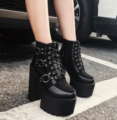 Botines con cordones y tacones cuadrados