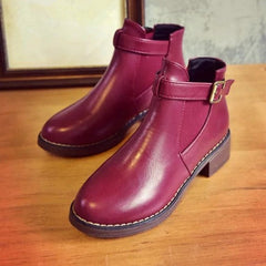 Flache Stiefel mit dekorativer Schnalle