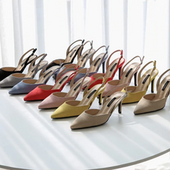 Einfarbige Pumps mit spitzer Spitze