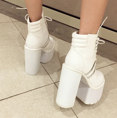 Botines con tacón cuadrado