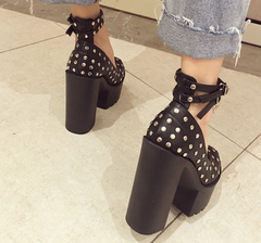 Pumps mit runder Spitze und hohem Absatz