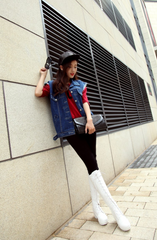 Hohe Stiefel mit Schnürung und runder Spitze