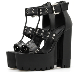 Sandalias con tacones cuadrados