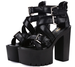 Sandalen mit Knöchelriemen und quadratischem Absatz