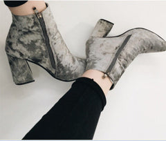 Botines de terciopelo con tacón cuadrado