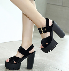 Sandalen mit überkreuzten Riemen und quadratischem Absatz