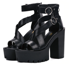 Offene Sandalen mit hohen Absätzen