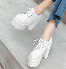 Pumps mit Schnürung und runder Zehenpartie