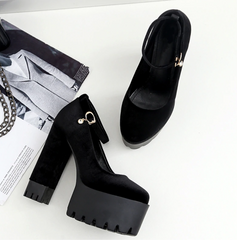 Pumps mit runder Spitze und quadratischem Absatz