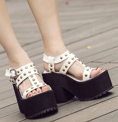 Lässige Sandalen aus weichem Leder