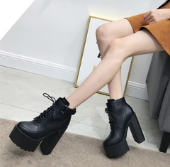 Botines con cordones y tacones cuadrados