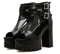 Sandalias con tacones cuadrados