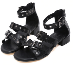 Sandalen mit niedrigem Absatz