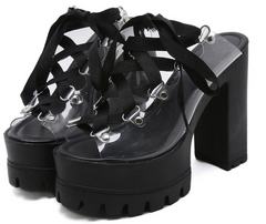 Offene Pumps mit Schnürung