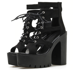 Lässige Sandalen mit hohen Absätzen aus Wildleder